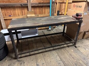 Dílenský ponk se svěrákem