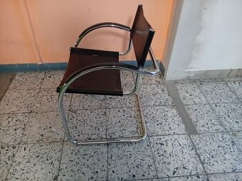 Nabízím komodu, lustr, figuríny ,křeslo, lampu