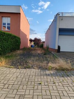 pronajmu stání pro auto, karavan atp..