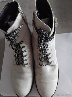 Kožené kotníkové boty značky Tamaris vel.42