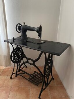 Starožitný šicí stroj Singer