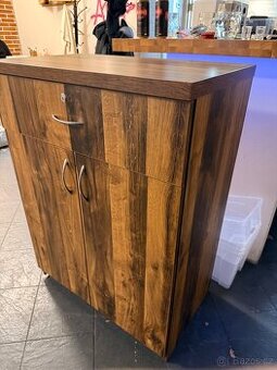 Dřevěná skříň se šuplíkem