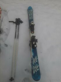 Dětské lyže K2 124 cm + hůlky + boty + přilba