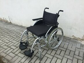 Odlehčený invalidní vozík se skládací konstrukcí - 1