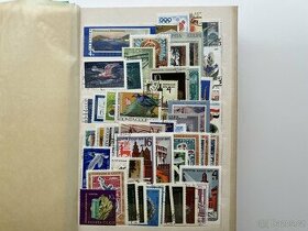 Poštovní známky - album světové - cca 600 ks