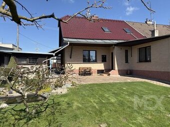 Prostorný rodinný dům 7+1 se zahradou ve Stěžerách