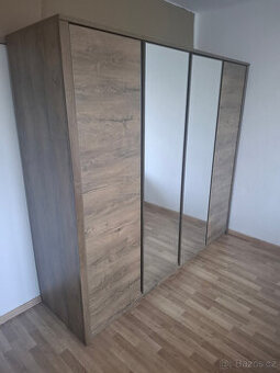 Skříň se zrcadlem