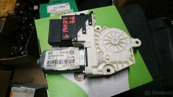 Pravý zadní motorek stahování okna Seat Leon 1M