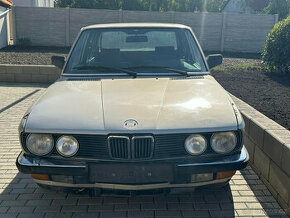 BMW 524 td E28 nahradní díly s celeého vozu