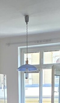 Skleněný modrý lustr s dřevěnou objímkou-osobní odběr