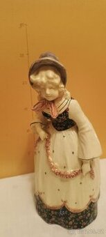 Starožitná figurka z majoliky - Vídeňská dáma