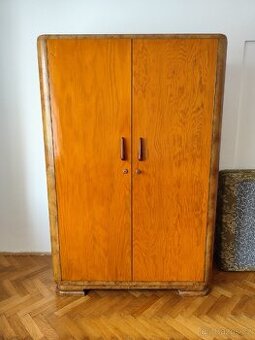 Retro šatní skříň