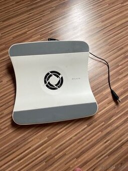 Chladicí podložka pod notebook Belkin bílá – USB připojení