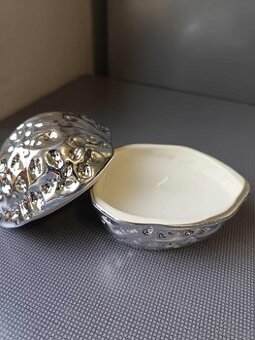 Porcelánová svíčka ve tvaru ořechu