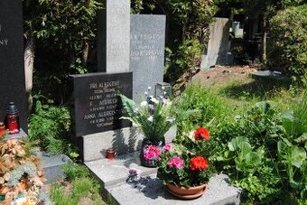 Urnový hrob ze žuly