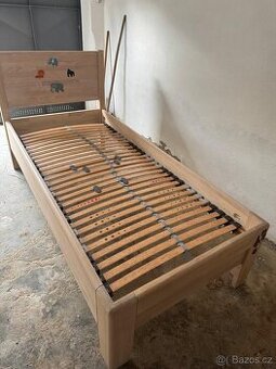 Postel z masivu 200×90 cm se zásuvkami, roštem a matrací