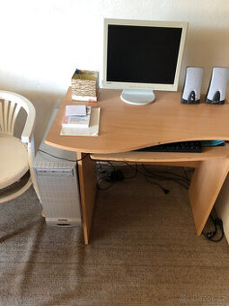 Prodám starší počítač se stolem a příslušentvím