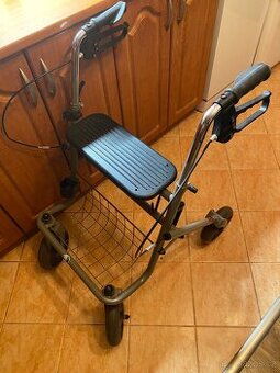 Skládací chodítko se sedátkem