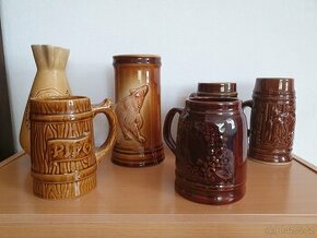 sada keramických džbánků