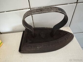 stara tezka retro žehlička