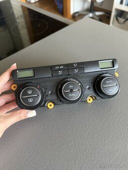 Ovládací panel klimatizace – VW Passat B6 (2005–2010)