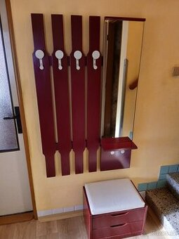 Věšáková stěna se zrcadlem