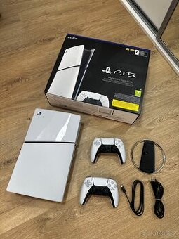 PS5 Slim Digital Edition 1TB + 2x DualSense ovladač + stojan