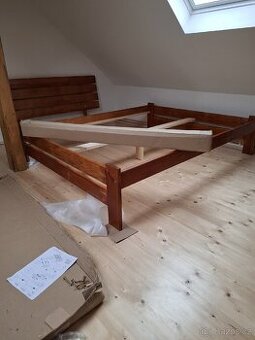 Nová dřevěná masivní postel, včetně nové matrace a roštu