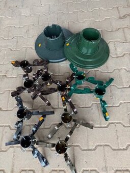 10 kovových + 2 umělé stojany na vánoční stromeček