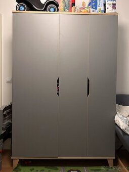 Skříň do dětského pokoje – šedá & světlé dřevo