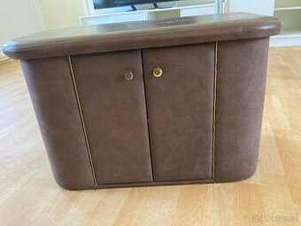 Skříňka nábytková nízká čalouněná koženkou za 500 kč