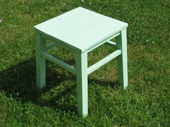 stará malá dětská židle, stojan na květiny