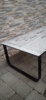 Konferenční stolek skleněný s nápisy