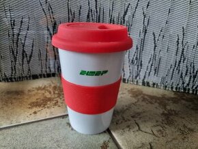 Porcelánový hrnek se silikonovým víčkem