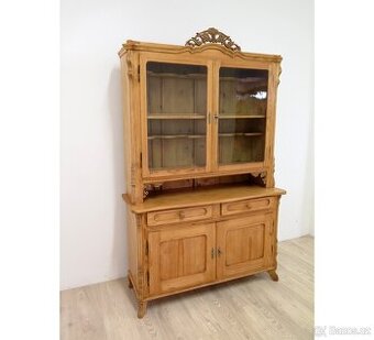 Starožitná kredenc s nádherným zdoberním