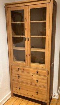 VITRÍNA IKEA HEMNES V PŘÍRODNÍM PROVEDENÍ
