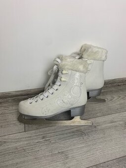 Bílé lední brusle s kožíškem – vel. 36