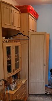 Sestava skříní - šatní skříň, skříň s vitrínou a dílčí