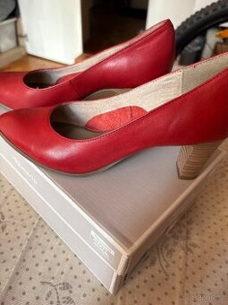 Kožené lodičky Tamaris