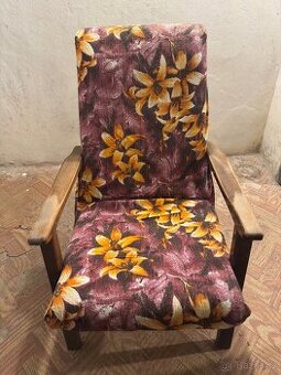 Retro křeslo – mid-century, masivní rám, pevná konstrukce