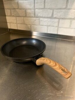 Pánev Orion GRANDE WOODEN 24 cm – nepřilnavý povrch