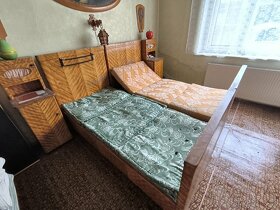 Stará postel s nočními stolky - retro