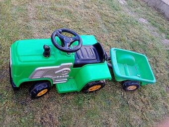Dětský elektrický traktůrek s vlečkou.