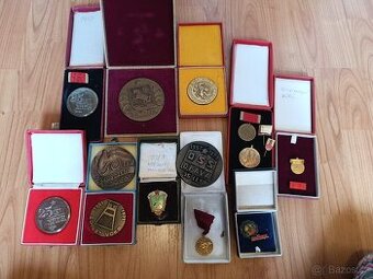 medaili, vyznamenání a odznaky