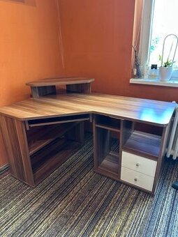Rohový PC stůl – elegantní a praktický
