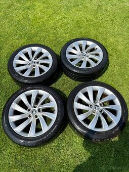 Škoda Superb III 4x 235/45 R18 originál Škoda 3V0601025AL