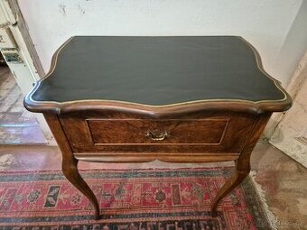Starožitný odkládací stolek se šuplíkem ve stylu Chippendale