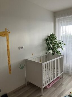 Bílá dětská postýlka+novámatrace+chranič+prosteradla