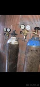 Acetylenová a kyslíkové láhev.