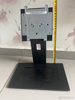 stojan na monitor